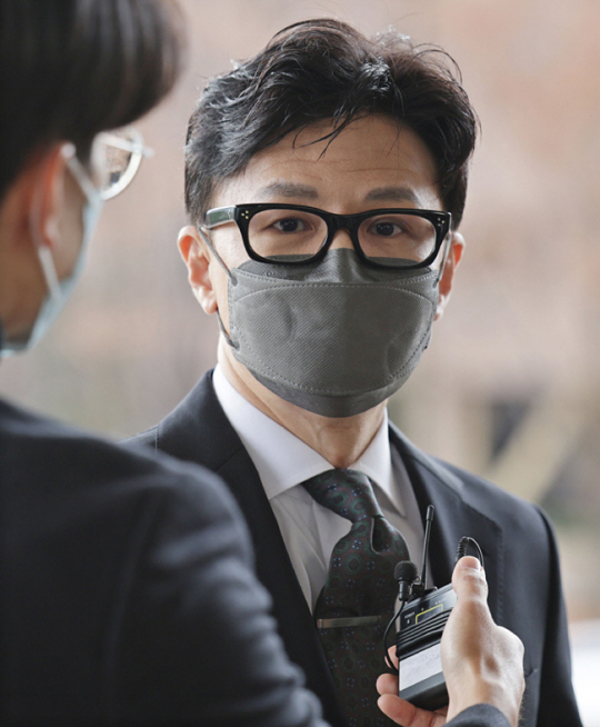 한동훈 법무부 장관이 지난달 28일 오전 정부과천청사 법무부로 출근하며 취재진 질문에 답하고 있다. 연합뉴스