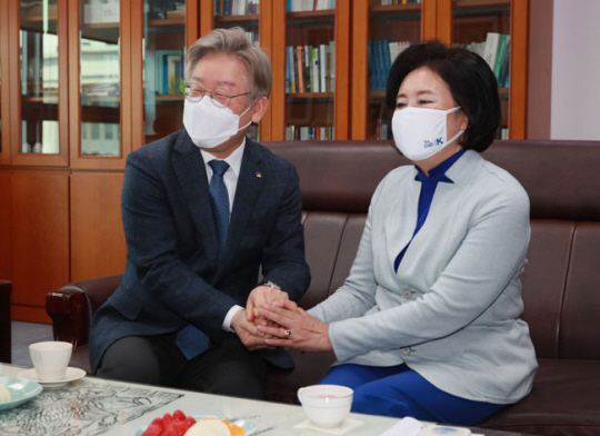 지난 2021년 3월 24일 이재명(왼쪽) 당시 경기지사와 박영선 더불어민주당 서울시장 후보가 국회의원회관 인재근 의원 사무실에서 만나 손을 맞잡고 있다. 뉴시스