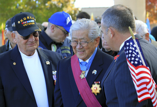 지난 2014년 11월 미국 뉴멕시코에서 열린 참전군인의 날 행사에 참석한 미야무라 히토시(가운데). AP·뉴시스