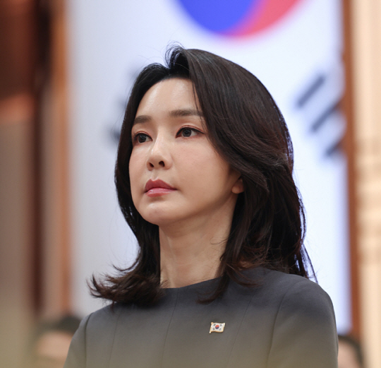 윤석열 대통령 부인 김건희 여사가 지난달 18일 서울 용산 대통령실 청사에서 열린 페드로 산체스 스페인 총리를 위한 공식오찬에 참석해 있다. 대통령실 제공·뉴시스