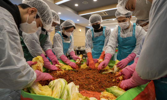 30일 인하공전 교직원과 학생들이 김치를 담그고 있다. 인하공전 제공