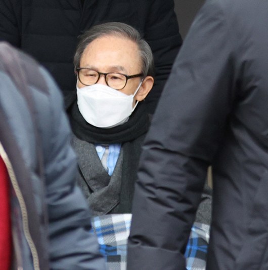 이명박 전 대통령이 지난 2021년 2월 10일 서울동부구치소 수감 도중 기저질환 치료를 위해 50여 일 간 서울대병원에서 치료를 받은 뒤 퇴원하는 모습. 연합뉴스 자료사진