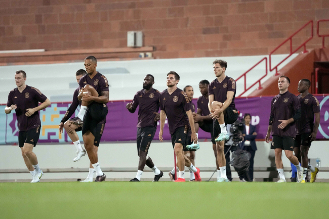 2022 카타르월드컵 E조 조별리그 마지막 경기를 앞둔 독일 축구대표팀 선수들이 1일 오전(한국시간) 카타르 알루와이스의 알샤말 훈련장에서 몸을 풀고 있다. AP 뉴시스