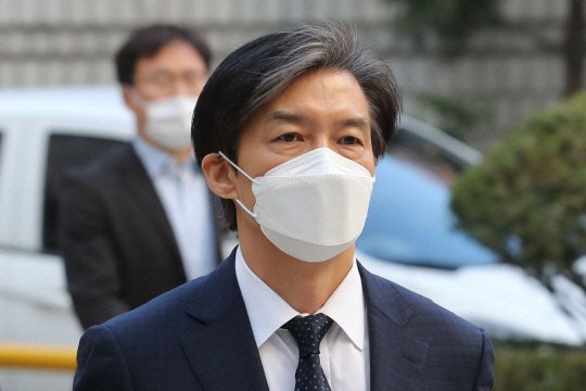 조국 전 법무부 장관이 지난 달 18일 서울 서초구 서울중앙지법에서 열린 자녀 입시비리 및 감찰 무마 의혹 등에 관한 공판에 출석하고 있다. 뉴시스
