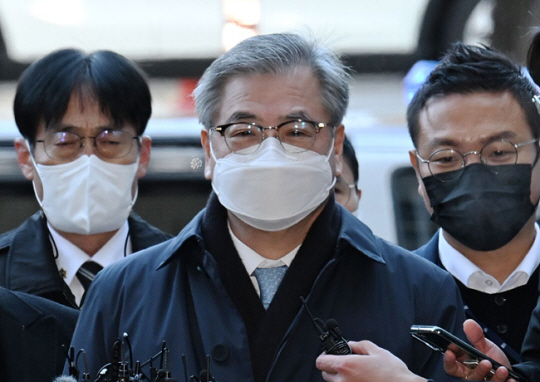 ‘서해 공무원 피살 사건’과 관련해 월북몰이를 한 혐의를 받는 서훈 전 국가안보실장이 2일 오전 서울 서초구 서울중앙지방법원에서 열린 구속 전 피의자심문(영장실질심사)에 출석하고 있다. 뉴시스
