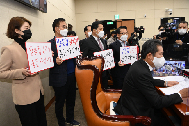 국민의힘 최형두(왼쪽 두 번째) 의원과 배현진(왼쪽) 의원 등 언론인 출신 의원들이 2일 오전 국회에서 열린 과학기술정보방송통신위원회 전체회의에서 공영방송 지배구조를 바꾸는 방송법 개정안 야당 단독 처리를 위해 정청래 과방위 위원장이 자리에 앉자 피켓을 들고 항의하고 있다.  김동훈 기자