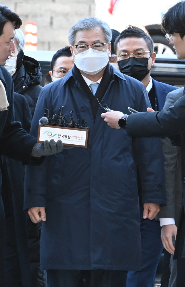 서훈 전 청와대 국가안보실장이 2일 오전 서초구 서울중앙지법에서 열린 구속 전 피의자 심문에 참석하기 전 취재진의 질문을 받고 있다.  연합뉴스