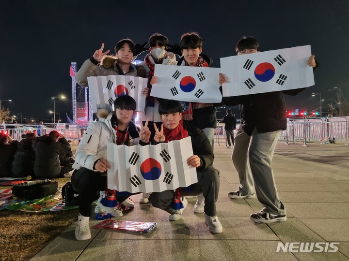 [서울=뉴시스] 대한민국 축구대표팀의 세 번째 경기인 포르투갈전이 열리는 2일 전북 익산에서 친구들과 함께 거리 응원을 왔다는 안태현(19)군은 “친구들 6명이 기차 타고 3시간 걸려서 광화문으로 거리 응원을 왔다”며 “익산에서 거리 응원하는 곳만 가보고 광화문광장 응원은 처음”이라고 말했다. 2022.12.02