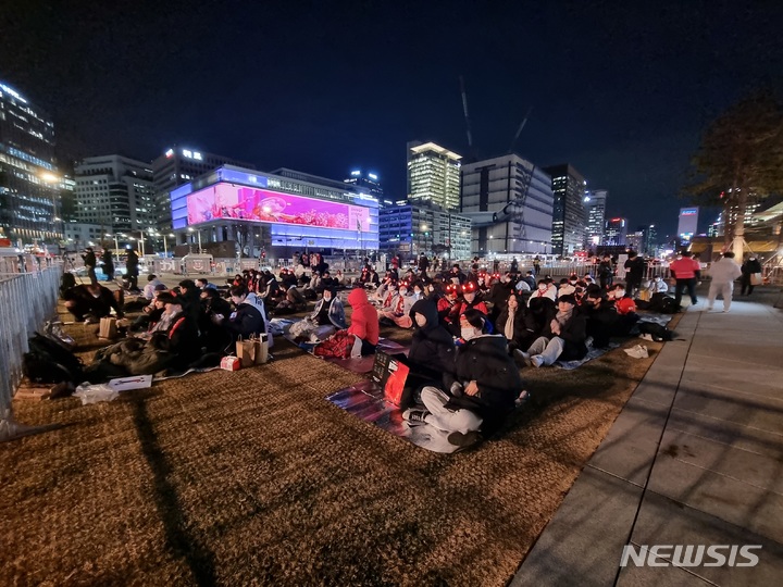 [서울=뉴시스] 대한민국 축구대표팀의 세 번째 경기인 포르투갈전이 열리는 2일 오후 6시께 서울 광화문 광장은 16강 진출을 염원하며 일찍부터 거리로 나선 시민들이 모였다. 2022.12.02