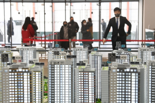 올림픽파크 포레온 분양이 시작된 가운데 1일 오전 서울 강동구 올림픽파크 포레온 견본주택에 방문 예약자들이 입장하고 있다. 문호남 기자