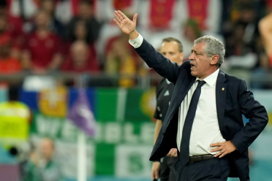 페르난두 산투스 포르투갈 축구대표팀 감독이 3일 오전(한국시간) 카타르 알라이얀의 에듀케이션시티 스타디움에서 열린 한국과 2022 카타르월드컵 H조 조별리그 3차전에서 선수들을 향해 소리치고 있다. AP뉴시스