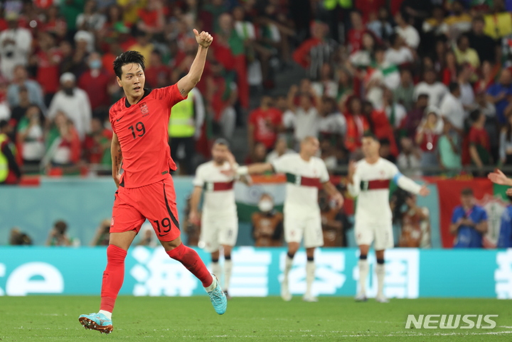 [알라이얀(카타르)=뉴시스] 2일(현지시간) 카타르 알라이얀 에듀케이션 시티 스타디움에서 열린 2022 카타르 월드컵 H조 최종 3차전 대한민국과 포르투갈의 경기, 전반전 동점골을 터뜨린 한국 김영권이 세리머니를 하고 있다. 2022.12.03.