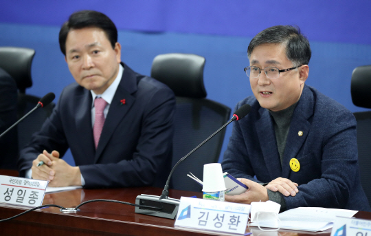 김성환(오른쪽) 더불어민주당 정책위의장과 성일종 국민의힘 정책위의장이 지난 1일 서울 영등포구 국회 의원회관에서 열린 ‘국민의힘·더불어민주당 3+3 정책협의체 킥오프 미팅’에 참석하고 있다. 뉴시스