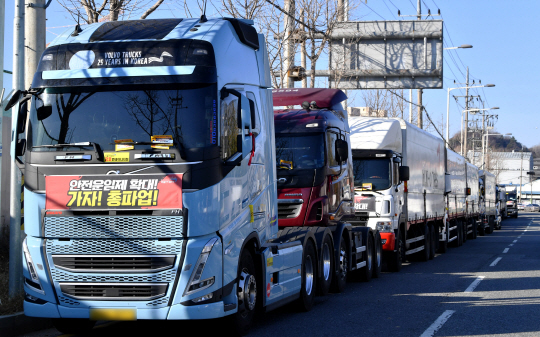 화물연대 파업 9일차를 맞은 지난 2일 오후 광주 광산구 금호타이어 공장 주변 도로에 파업 동참 화물차 행렬이 늘어서있다. 뉴시스