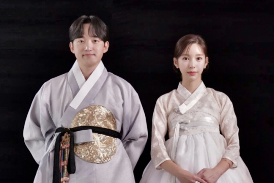 백년가약 맺은 야옹이(사진 오른쪽) 작가와 전선욱 작가