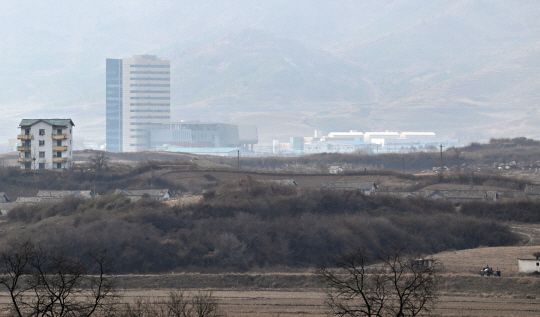 지난 달 29일 경기도 파주시 판문점 3초소에서 바라본 북한의 기정동 마을의 모습. 사진공동취재단