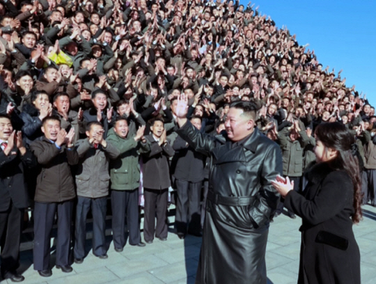 북한 조선중앙TV가 지난달 27일 북한 김정은 국무위원장이 신형대륙간탄도미사일 화성포-17형 시험발사 참여했던 공로자들과 함께 기념사진을 찍고 그들의 노력을 평가했다고 보도했다. 이날 김 국무위원장은 둘째 딸을 데리고 나와 과시하는 모습을 보였다. 사진=조선중앙TV 캡쳐 뉴시스 제공
