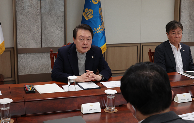 윤석열 대통령이 4일 서울 용산 대통령실 청사에서 화물연대 집단 운송거부 등에 관한 관계장관회의를 주재하고 있다. 대통령실 제공