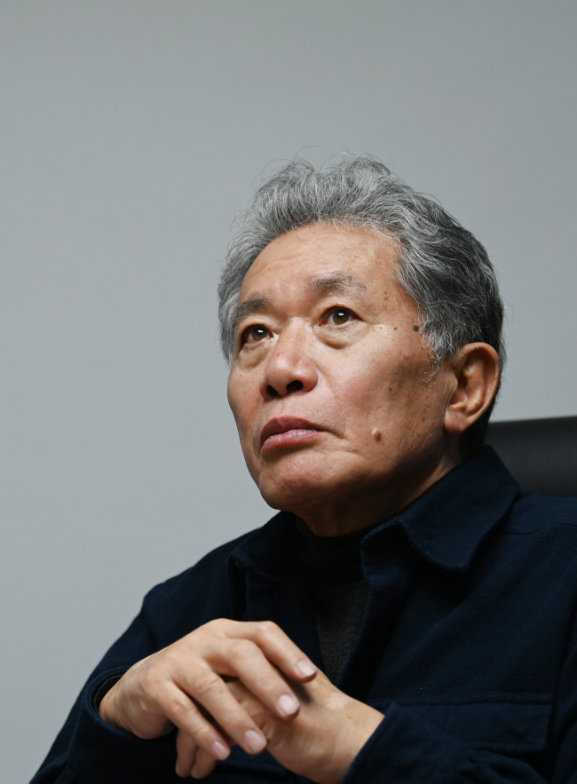 3년 만에 한국을 찾은 우치다 다쓰루 고베여대 명예교수가 지난달 30일 서울 중구 문화일보에서 잠시 생각에 잠겨 있다.  박윤슬 기자