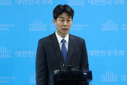 윤건영 더불어민주당 의원이 지난 1일 서울 영등포구 국회 소통관에서 ‘서해 공무원 피격 사건’ 의혹 검찰 수사에 관한 문재인 전 대통령의 입장문 발표를 마친 뒤 취재진 질문에 답변하고 있다. 뉴시스