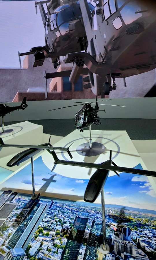 한국항공우주산업(KAI)이 지난 9월 경기도 일산 킨텍스에서 열린 대한민국 방위산업전시회(DX 코리아)에 마련한 부스에서 차세대 헬기 및  무인기 형상을 선보이고 있다.