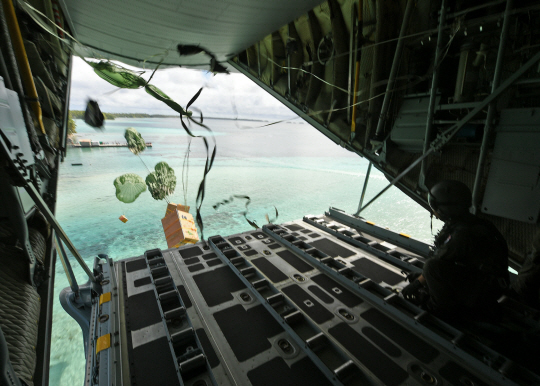 지난 4일(현지시간), 미국 괌 앤더슨 공군기지에서 크리스마스 공수작전에 참가한 공군 제15특수임무비행단 소속 작전요원들이 마이크로네시아(Micronesia) 지역 주민들에게 전달할 화물을 공중투하하고 있다. 공군 제공