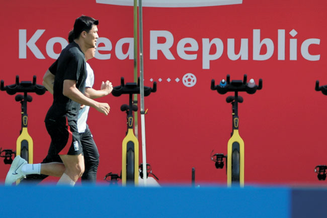 김민재가 2022 카타르월드컵 브라질과의 16강전을 앞두고 4일 오후(한국시간) 카타르 도하 알에글라 트레이닝센터에서 러닝 훈련을 하고 있다.  연합뉴스