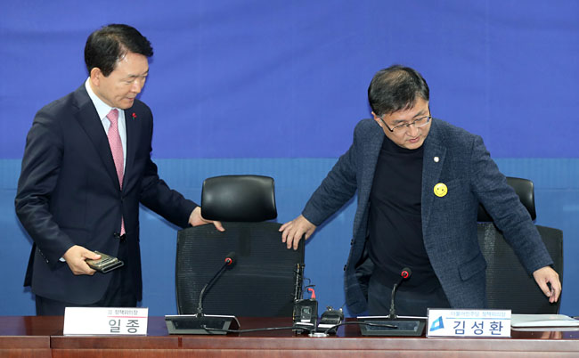 성일종(왼쪽) 국민의힘 정책위의장과 김성환 더불어민주당 정책위의장이 4일 오후 서울 영등포구 국회 의원회관에서 열린 ‘2+2 예산안 협의’에 참석하고 있다. 뉴시스