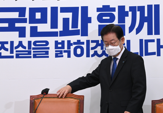 ‘대장동 비리’ 의혹 사법리스크에 휩싸인 이재명 더불어민주당 대표가 5일 국회에서 열린 최고위원회의에 참석하고 있다. 이 대표는 회의에서 “정권의 불공정한 권력 행사가 사회를 불안 속으로 밀어 넣고 있다”고 주장했다. 윤성호 기자