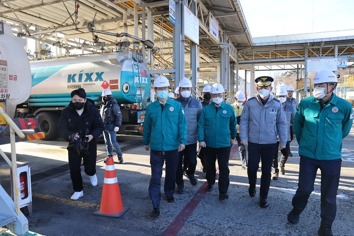 한덕수(왼쪽 세 번째) 국무총리가 5일 오전 경기 고양시 대한송유관공사 서울북부저유소를 찾아 석유제품 입출하 현황을 점검하고 있다. 국무총리실 제공