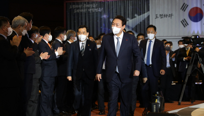 윤석열 대통령이 5일 오전 서울 강남구 삼성동 코엑스에서 열린 제59회 무역의 날 기념식에 참석자들의 박수를 받으며 입장하고 있다.  연합뉴스