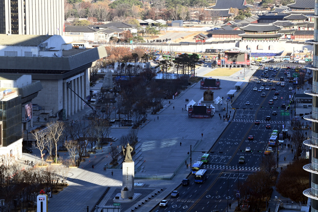 한국과 브라질의 2022 카타르월드컵 16강전 경기를 하루 앞둔 5일 오전 서울 종로구 광화문광장에서 붉은악마 관계자들이 거리응원 무대를 준비하고 있다. 붉은악마 측은 거리응원에 1만5000∼2만 명이 모일 것으로 예상했다. 박윤슬 기자