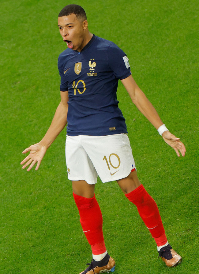 프랑스의 킬리안 음바페가 5일 오전(한국시간) 카타르 도하의 앗수마마 스타디움에서 열린 폴란드와의 카타르월드컵 16강전에서 2-0으로 앞선 후반 46분 환상적인 오른발 감아차기로 추가골을 뽑은 뒤 포효하고 있다.  AFP 연합뉴스