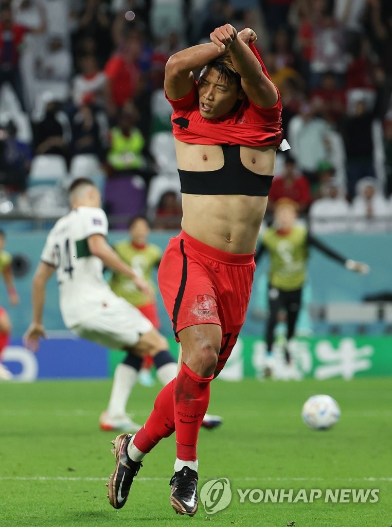 (알라이얀=연합뉴스) 3일 오전(한국시간) 카타르 알라이얀의 에듀케이션 시티 스타디움에서 열린 2022 카타르 월드컵 조별리그 H조 3차전 대한민국과 포르투갈 경기. 후반 추가 시간 한국 황희찬이 역전골을 넣은 뒤 그라운드를 내달리며 상의를 벗으려 애를 쓰고 있다. 2022.12.3