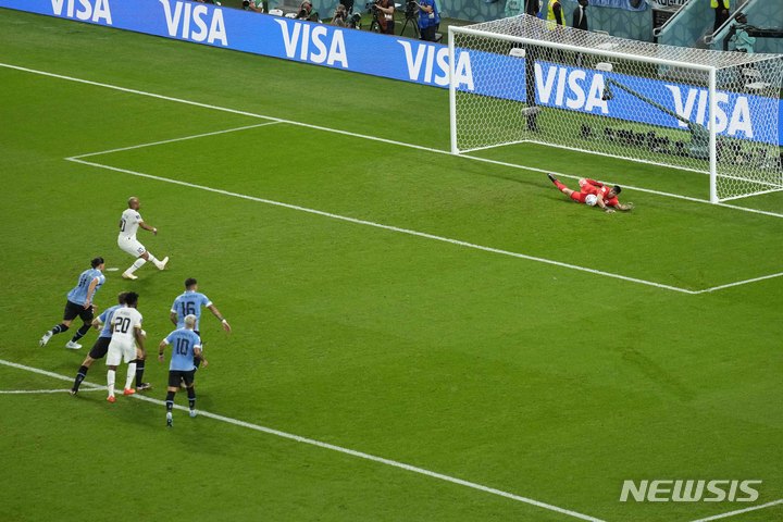 [알와크라(카타르)=AP/뉴시스] 우루과이전 페널티킥 실축하는 가나 안드레 아예우.