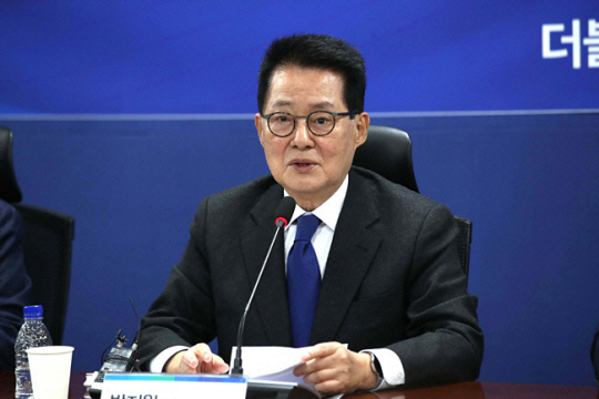 박지원 전 국가정보원장이 지난 10월 27일 서울 여의도 국회 의원회관에서 더불어민주당 윤석열정권정치탄압대책위원회가 주최한 서해 공무원 피격 사건 및 흉악범죄자 추방 사건 관련 기자회견을 하고 있다. 뉴시스