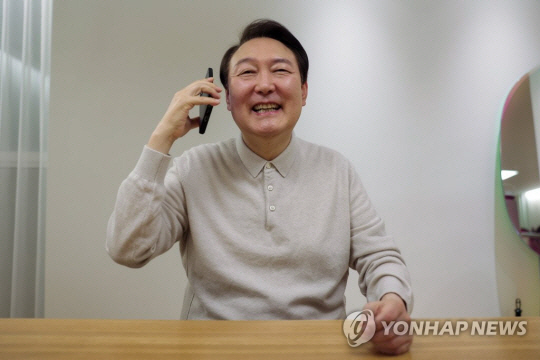 윤석열 대통령이 지난 3일 서울 용산구 한남동 대통령 관저에서 2022 카타르 월드컵 16강에 진출한 축구대표팀 파울루 벤투 감독, 주장 손흥민 선수와 전화 통화를 하고 있다. 연합뉴스