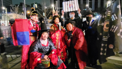 6일 오전 서울 광화문광장에서 시민들이 한복을 입고 2022 카타르월드컵 대한민국 16강전 거리 응원을 하며 포즈를 취하고 있다.   김보름 기자