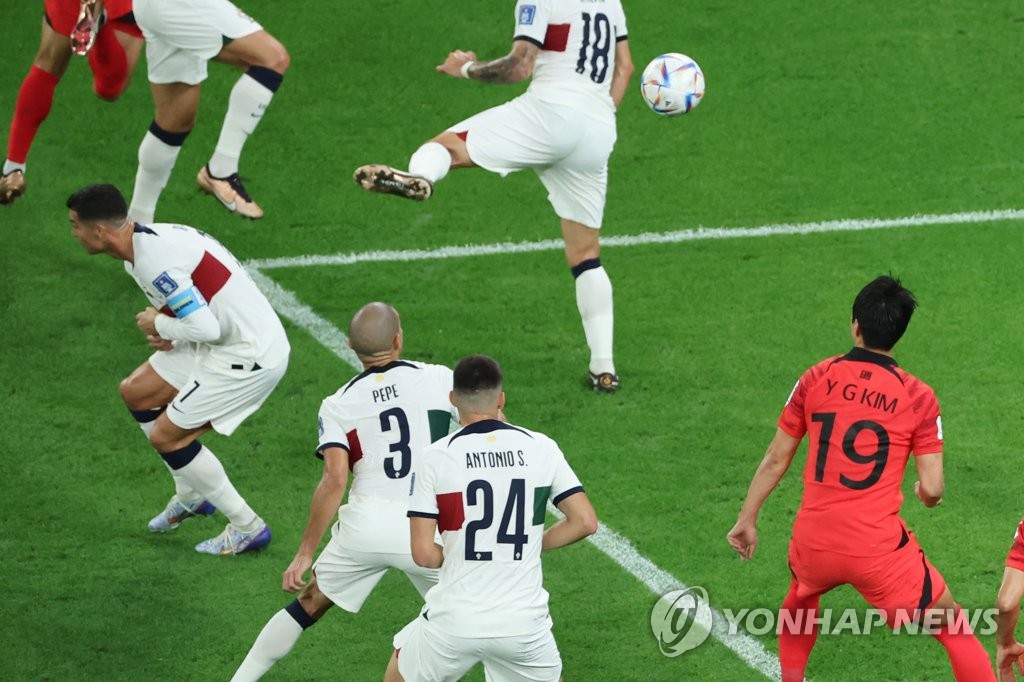 (알라이얀=연합뉴스) 김주성 기자 = 3일 오전(한국시간) 카타르 알라이얀의 에듀케이션 시티 스타디움에서 열린 2022 카타르 월드컵 조별리그 H조 3차전 대한민국과 포르투갈 경기.전반 27분, 이강인의 코너킥이 크리스티아누 호날두의 등에 맞고 골문 앞에 떨어져 김영권의 동점골 ‘어시스트’가 되고 있다.