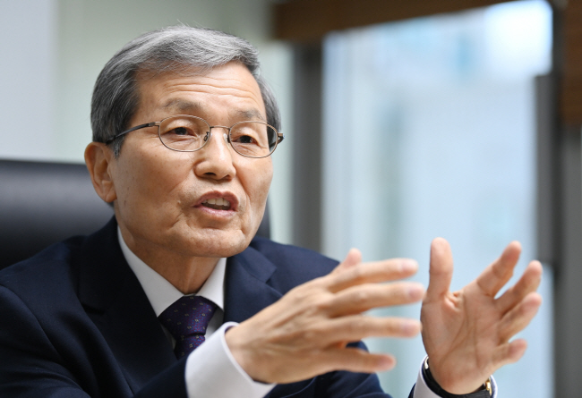 정상만 한국재난안전기술원 원장이 지난 5일 서울 중구 문화일보 회의실에서 “‘이태원 핼러윈 참사’는 전형적인 후진국형 사고”라고 강조하고 있다.  박윤슬 기자