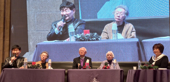 6일 오후 서울 정동 대한성공회 서울주교좌성당에서 열린 김성수 주교 헌정 문집 ‘우리 마음의 촌장님’ 출판기념 북 콘서트에서 가수 윤형주가 김 주교와의 인연을 소개하고 있다. 왼쪽부터 윤형주, 윤여정, 김 주교, 김 주교 부인 후리다 여사, 이금희 아나운서.