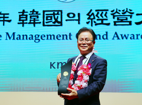 조항목 NS홈쇼핑 대표이사가 지난 6일 서울 중구 신라호텔에서 열린 한국능률협회컨설팅의 ‘2022 한국의 경영대상’ 시상식에서 2개의 상을 수상한 뒤 기념 촬영을 하고 있다. NS홈쇼핑 제공