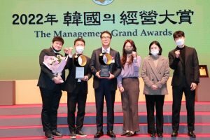 최철곤(왼쪽 세 번째) 현대건설기계 사장이 16일 서울 중구 장충동 서울신라호텔에서 열린 2022 한국의 경영대상 시상식에서 ‘ESG경영 부문’ 대상, ‘지속가능성보고서 부문’ 최우수기업을 수상하고 임직원들과 기념촬영을 하고 있다. 현대건설기계 제공