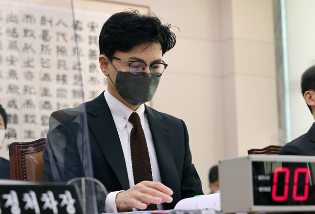 한동훈 법무부 장관이 7일 국회에서 열린 법제사법위원회에 참석해 자리에 앉아 있다. 연합뉴스