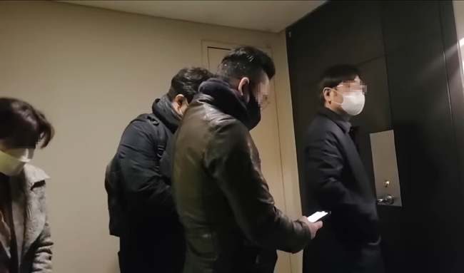 한동훈 법무부 장관 자택 앞에 찾아간 ‘더 탐사’ 취재진. ‘더 탐사’ 유튜브 채널 캡처