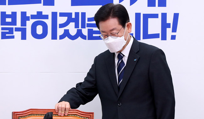 이재명 더불어민주당 대표가 7일 오전 서울 영등포구 국회에서 열린 최고위원회의에 참석하고 있다. 뉴시스