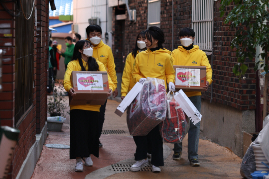 윤석열 대통령 부인 김건희 여사가 8일 부산 부전동 부산진구새마을지회에서 직접 포장한 생필품을 대학생 봉사자들과 함께 어르신들에게 전달하고 있다. 대통령실 제공