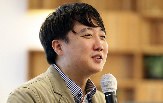 이준석 전 국민의힘 대표가 지난 달 28일 서울 여의도의 한 카페에서 열린 허은아 국민의힘 의원의 출간기념회에 참석해 축사를 하고 있다. 뉴시스
