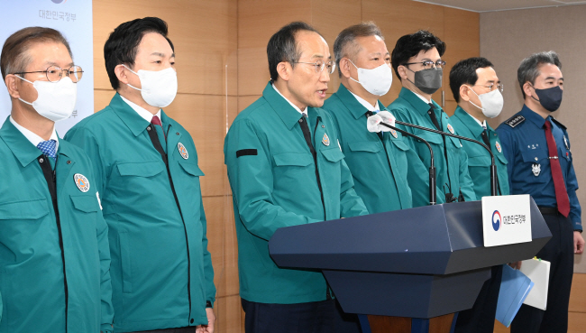 추경호(왼쪽 세 번째) 부총리 겸 기획재정부 장관이 8일 정부서울청사 브리핑실에서 브리핑을 하고 있다. 이날 관계부처장관 합동브리핑에는 이정식(왼쪽부터) 고용노동부, 원희룡 국토교통부, 추 부총리, 이상민 행정안전부, 한동훈 법무부, 이창양 산업통상자원부 장관과 윤희근 경찰청장 등이 참석했다.  김호웅 기자