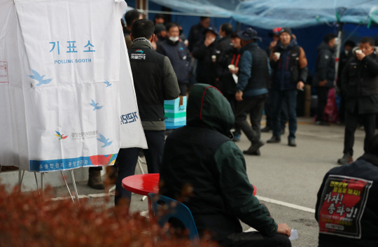 9일 오전 광주 광산구 진곡화물공영차고지에서 화물연대 광주본부 조합원이 총파업 종료 및 현장 복귀 찬반투표에 참여하고 있다. 연합뉴스